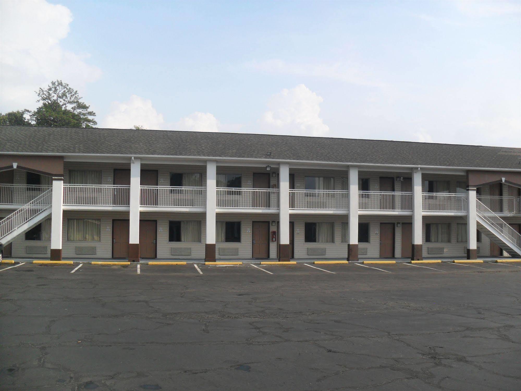Newport News Inn *